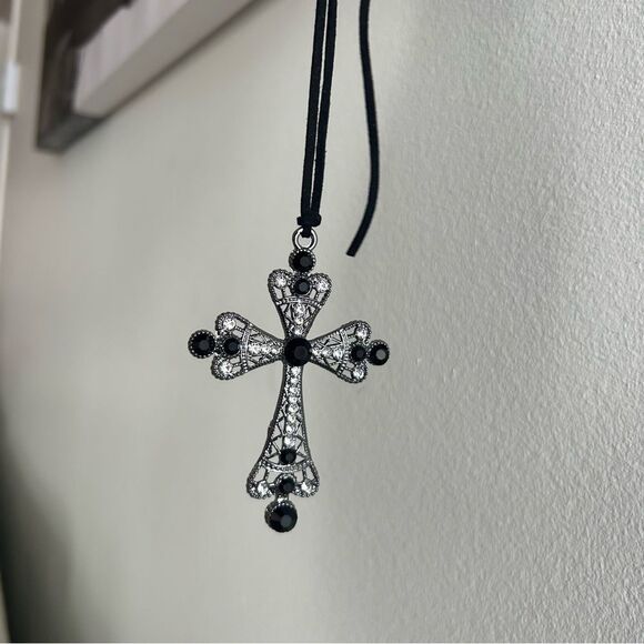 Y2k gothic oversized cross necklace on black cord - Picture 5 of 5